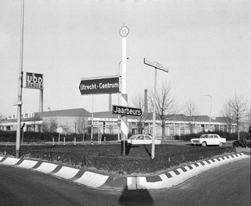 855451 Afbeelding van de zuil met ANWB-richtingborden, geplaatst op een rotonde in de Koningin Wilhelminalaan te Utrecht.